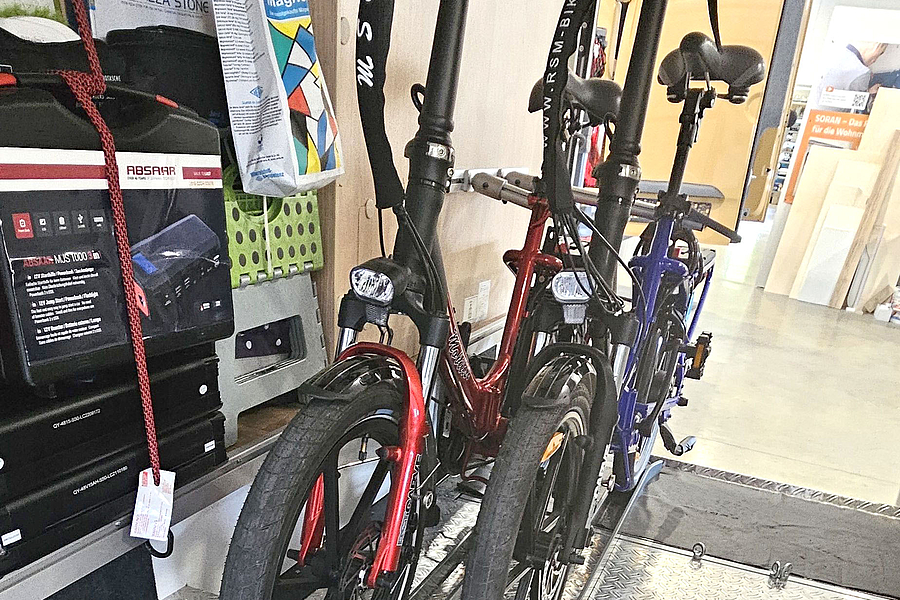 Fahrradhalter in der Heckgarage mit Fussbodenheizung