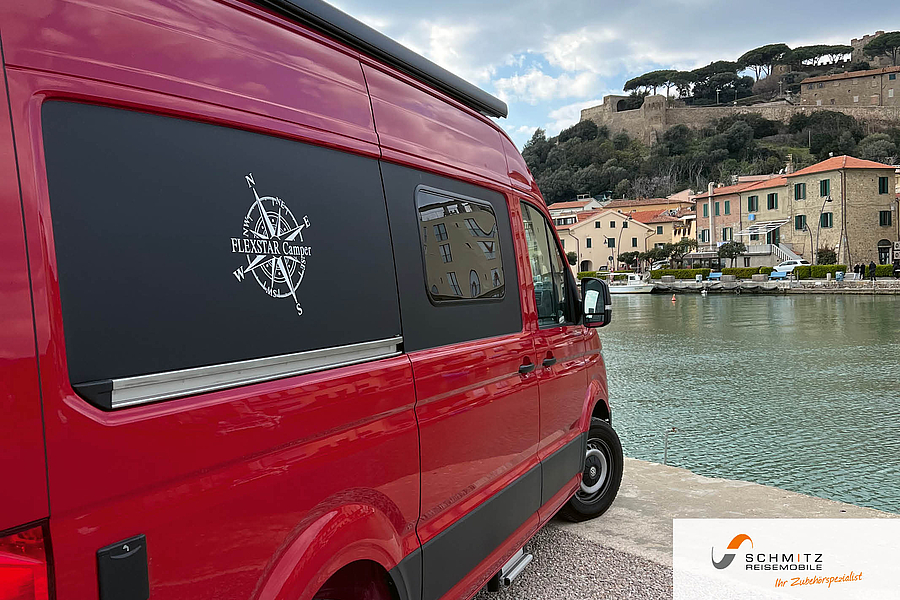 Flexstar Camper in rot an einem See