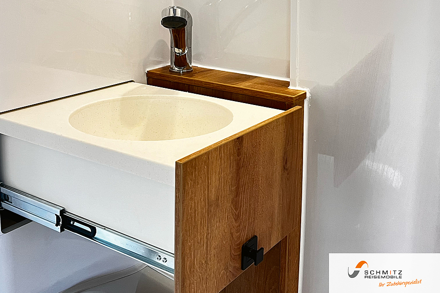Weißes Waschbecken mit Holz Verkleidung