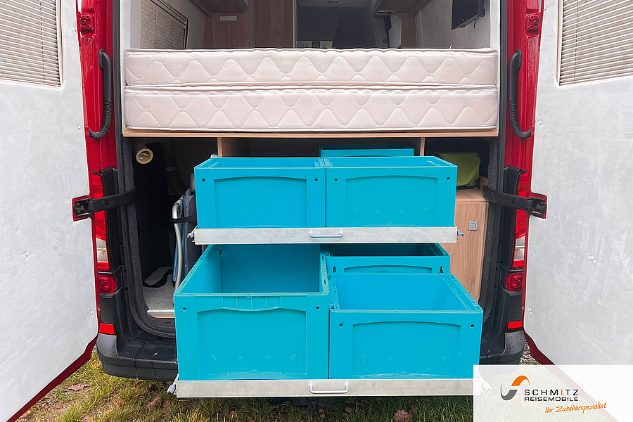 Regalsystem in einem roten Flexstar