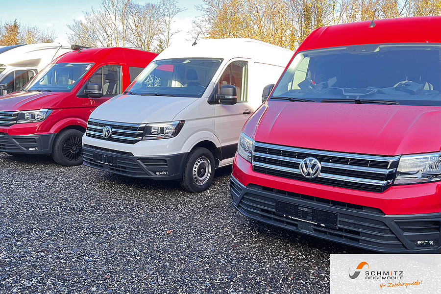 Zwei rote und ein weißer Flexstar Camper